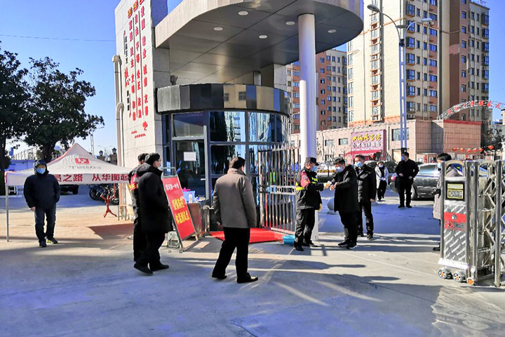 郾城区区委常委宣传部长赵明带队巡查漯河市第一中专校疫情防控工作