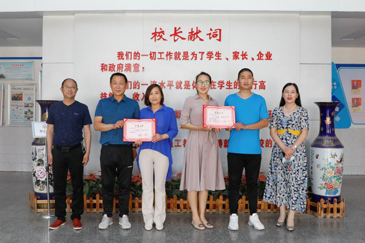 热烈祝贺我校三对夫妇分获漯河市“最美家庭”和“文明家庭”殊荣