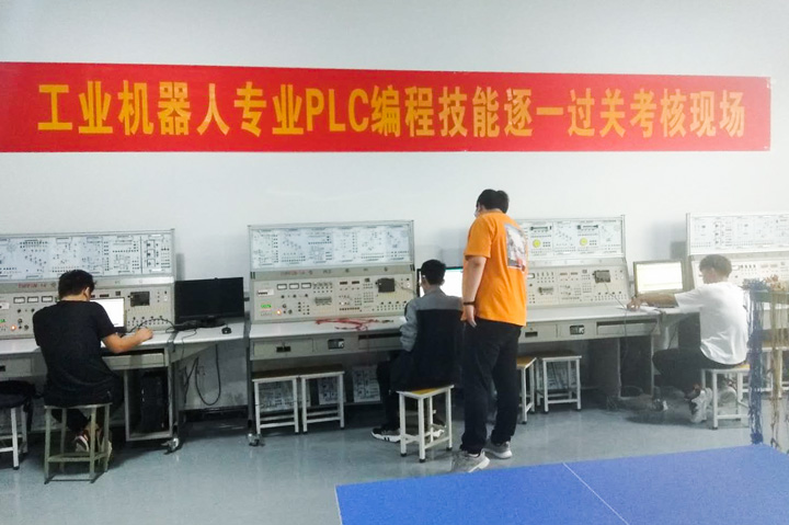 我校机电工程部开展工业机器人专业开展PLC编程技能考核