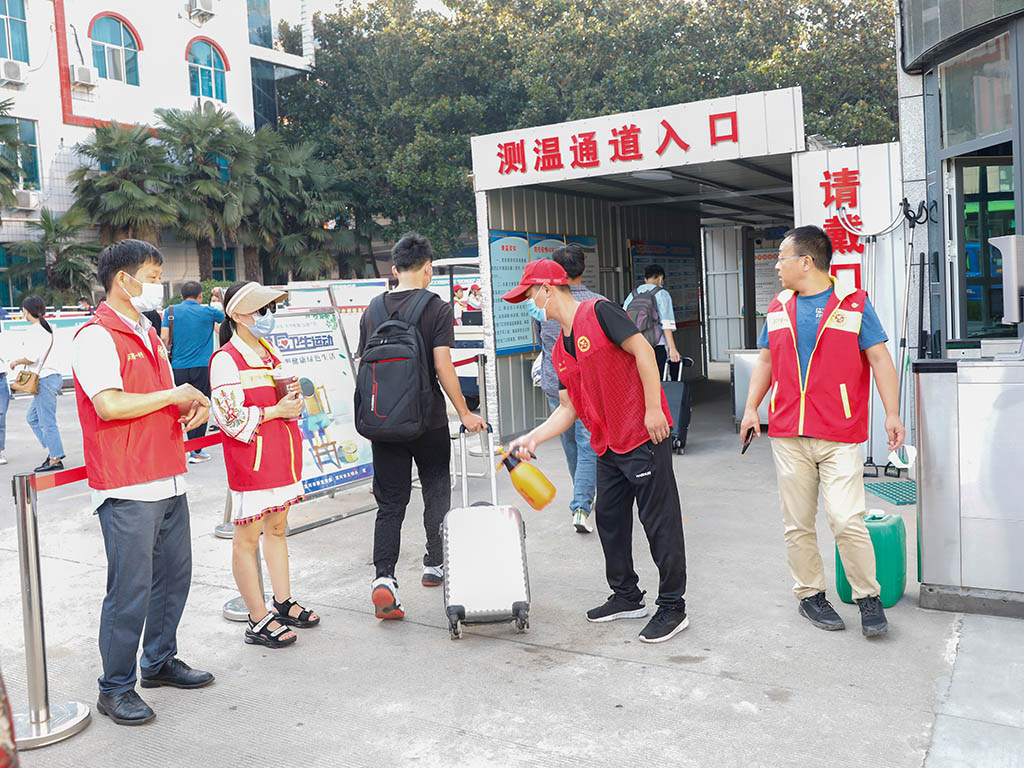 志愿服务显热情 宾至如归感温暖 ―― 漯河第一中等专业学校2020级新生报到