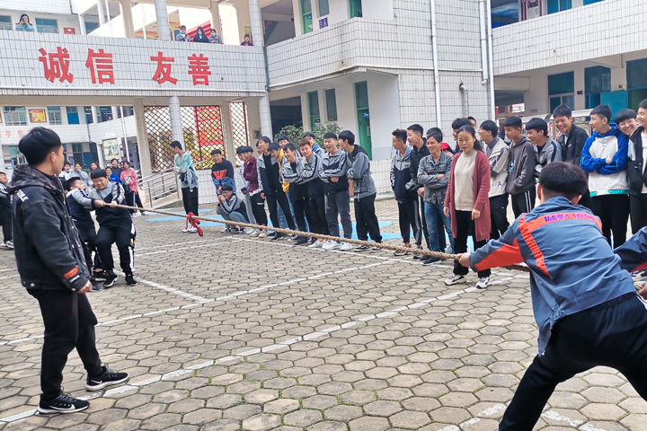 汽车工程部举行学生拔河比赛