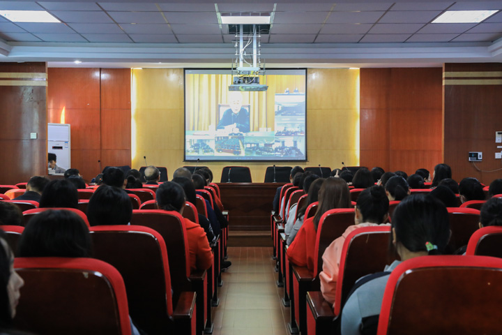 我校组织师生学习贯彻五中全会精神