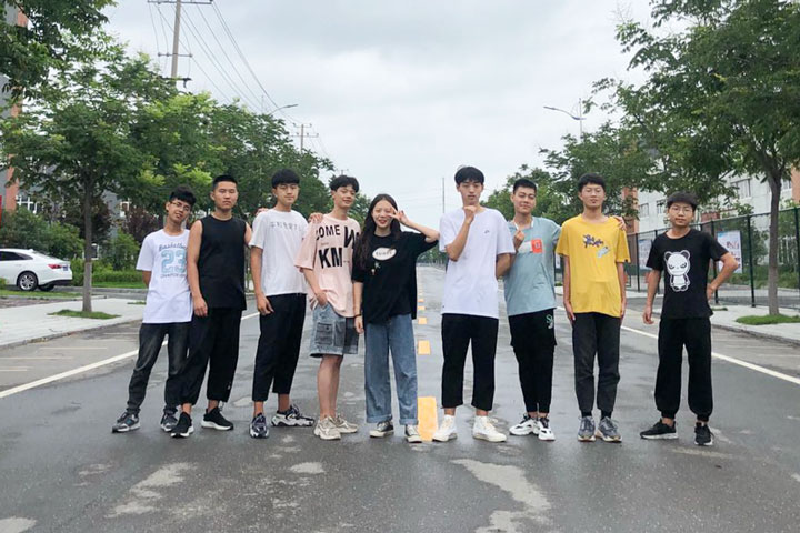 最美春天绽绿意,翩翩少年习礼仪 ―― 漯河市第一中专西校区形象大使团队培训