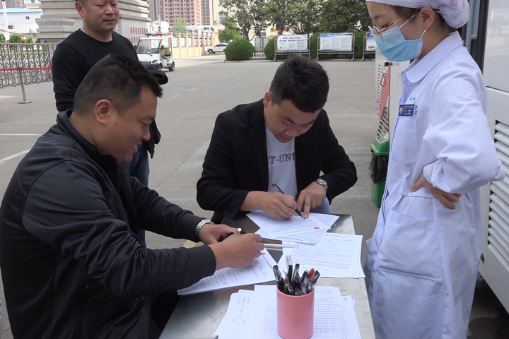 漯河市第一中等专业学校举行“无偿献血、大爱永恒”师生义务献血活动