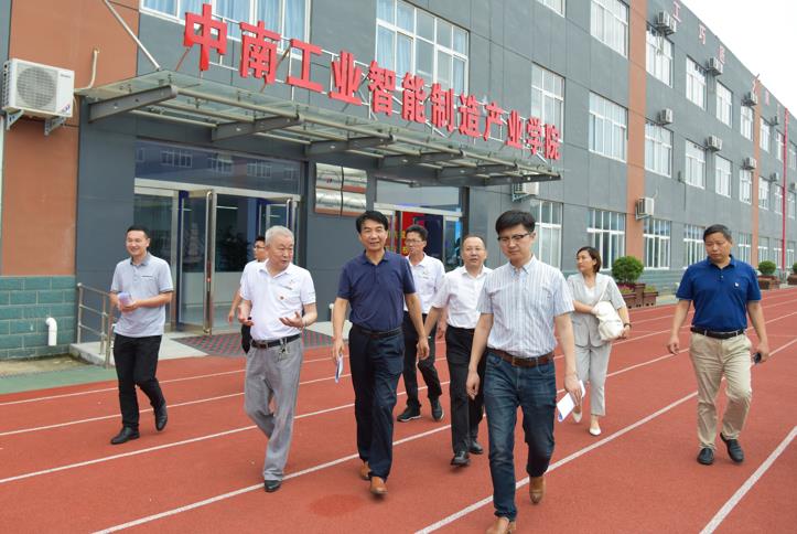 教育部职业教育与成人教育司调研组到漯河市第一中专调研