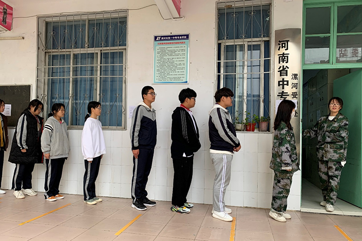 漯河第一中专学生资助中心举行“新生面部信息采集”活动