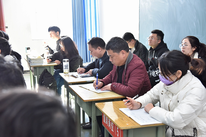 漯河市第一中专西校区举行新分教师过关课