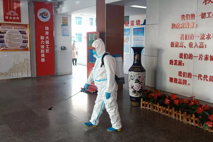 筑牢防疫线 消杀迎开学----中青应急救援队到漯河市第一中专开展消杀工作