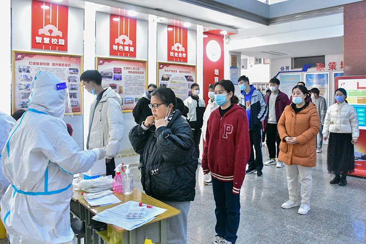 组织核酸抽检 筑牢校园疫情防控防线
