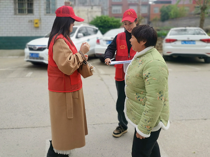 漯河市第一中等专业学校开展三问于民 《争创全国文明典范城市调查问卷》志愿服务活动