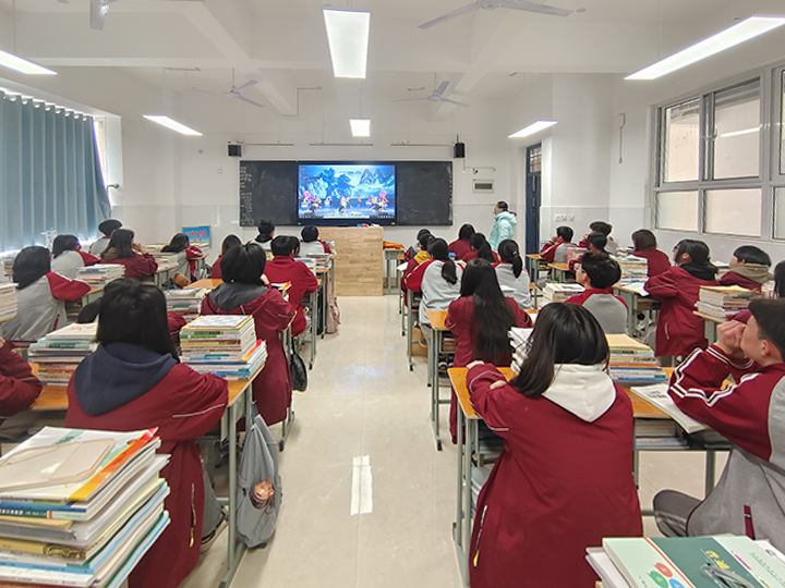 漯河市第一中专组织观看“资助育人・大国工匠进校园”直播活动