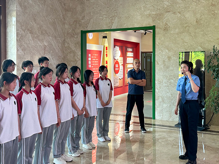 漯河市第一中等专业学校师生走进市检察院青少年普法教育体验馆 体验法治之路