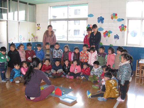 我校2012级学前教育专业学生到幼儿园见习
