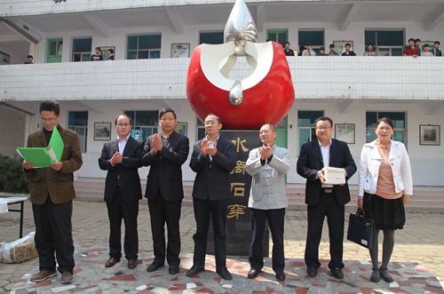 市书协副主席到我校赠书及进行书法艺术指导活动