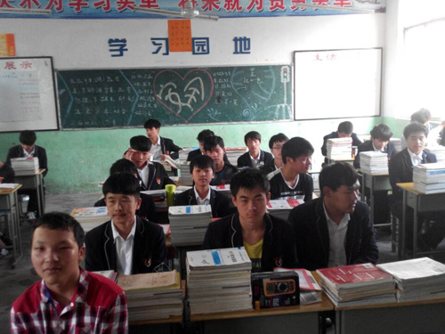 (14电子班)“自我检讨,让人生路上没有绊脚石”主题班会