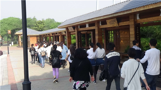 13形象班举行了户外郊游活动