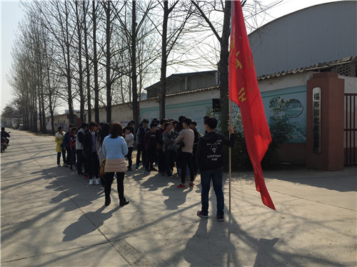 学雷锋,树新风,用行动温暖老人的心